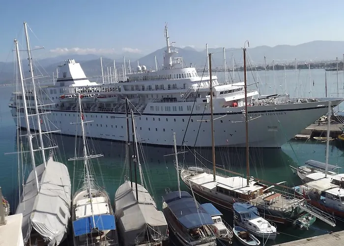 Alesta Yacht Hotel 4*