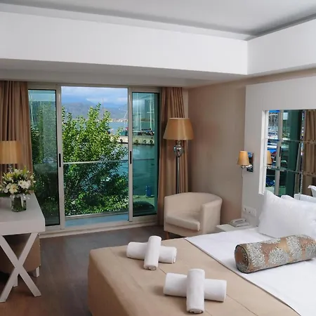 מלון Alesta Yacht 4*