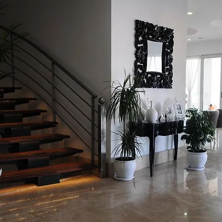 Alesta Yacht מלון