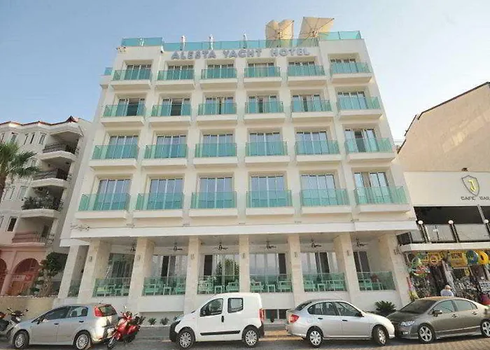 Alesta Yacht Hotel 4*